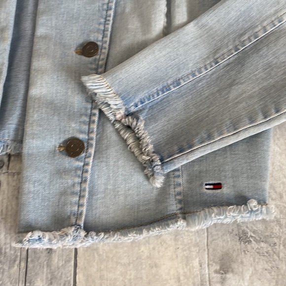 Tommy Cropped Oversized Raw Hem Light Wash Denim Jacket Size M - Picture 11 of 12